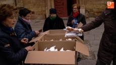 Foto 5 - Los voluntarios participan en el reparto de bocadillos en Anaya