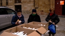 Foto 3 - Los voluntarios participan en el reparto de bocadillos en Anaya
