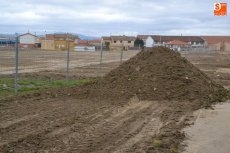 Foto 3 - Empieza el movimiento en La Muge para construir el campo de césped artificial