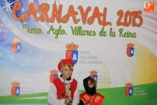 Colorido, música y buen ambiente en el baile de Carnaval de Villares de la Reina