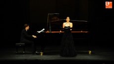 La m&uacute;sica de Raquel Camarinha y del pianista Yoan H&eacute;rau llena el Liceo