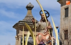 Foto 3 - La Borriquilla procesiona en compañía de cientos de mirobrigenses