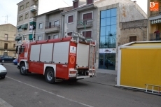 Foto 4 - Un incendio en el almacén de un bar obliga a los Bomberos a movilizarse 