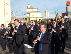 Foto 4 - 'La Borriquilla' recorre la villa escoltada por los niños tras la bendición de ramos de laurel