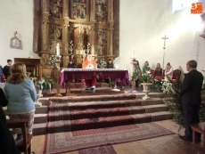 Foto 5 - Recibimiento entre laureles al párroco Juan José Regalado