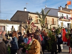 La Borriquilla recorre la villa escoltada por los niños tras la bendición de ramos de laurel