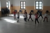 Foto 2 - Los niños aprenden a bailar música moderna