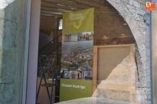 Foto 3 -  La Oficina de Turismo de las Puertas de Amayuelas reabre al público tras 14 meses cerrada