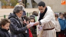 Foto 5 - La comunidad educativa de Trinitarios realiza el Vía Crucis familiar