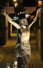 Foto 4 - La emoción envuelve al Cristo de la Agonía en la procesión del Silencio 