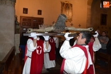 Foto 6 - Crece el número de fieles asistentes al besapiés del Cristo del Silencio