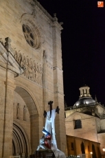 Foto 6 - Un molesto viento sorprende a la Cofradía de Las Angustias