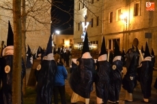 Foto 5 - Un molesto viento sorprende a la Cofradía de Las Angustias