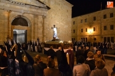 Foto 3 - Un molesto viento sorprende a la Cofradía de Las Angustias