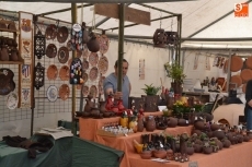 Foto 6 - Una veintena de artesanos dan colorido a la Plazuela del Buen Alcalde hasta el domingo