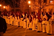 Foto 6 - Multitudinaria y veloz procesión del Silencio con saeta incluida