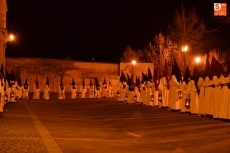 Foto 4 - Multitudinaria y veloz procesión del Silencio con saeta incluida