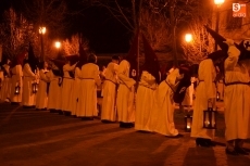 Foto 3 - Multitudinaria y veloz procesión del Silencio con saeta incluida