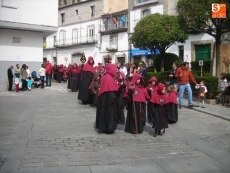 Foto 5 - Los niños portan a 'Jesús de Pasión' con la misma seriedad, devoción y respeto de sus mayores