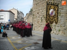 Foto 4 - Los niños portan a 'Jesús de Pasión' con la misma seriedad, devoción y respeto de sus mayores
