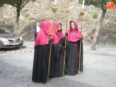 Foto 3 - Los niños portan a 'Jesús de Pasión' con la misma seriedad, devoción y respeto de sus mayores