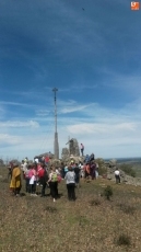 Foto 6 - El sol alumbra a los peregrinos durante el Vía Crucis hacia el Pico de la Dueña