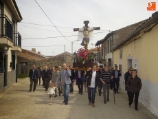 Foto 4 - Nuevas generaciones se dan cita en el Vía Crucis de Ledrada