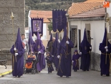 Foto 3 - Nuevas generaciones se dan cita en el Vía Crucis de Ledrada