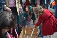Foto 4 - Aroma a cera e ilusión infantil durante la procesión de la Vela