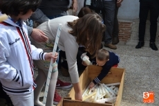Foto 3 - Aroma a cera e ilusión infantil durante la procesión de la Vela