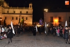 Foto 6 - La masiva asistencia de fieles complica la solemne procesión de La Soledad