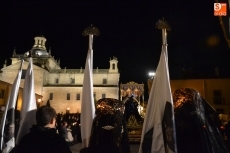 Foto 3 - La masiva asistencia de fieles complica la solemne procesión de La Soledad