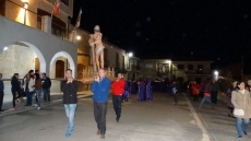 Foto 3 - Los jóvenes se suman un año más a la procesión de la noche del Viernes Santo