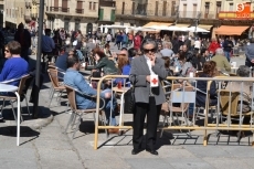 Foto 4 - Mirobrigenses y turistas muestran su solidaridad en el Día de la Banderita
