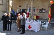Foto 3 - Mirobrigenses y turistas muestran su solidaridad en el Día de la Banderita