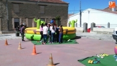 Foto 3 - Fuenterroble celebra el día del Niño con un parque infantil
