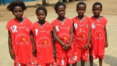 Foto 5 - Los niños africanos ya visten la ropa donada por el Perfumerías Avenida