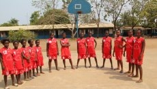 Foto 4 - Los niños africanos ya visten la ropa donada por el Perfumerías Avenida