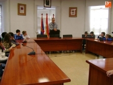 Foto 4 - Los alumnos del CEIP Filiberto Villalobos conocen el funcionamiento de su Consistorio