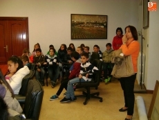 Foto 3 - Los alumnos del CEIP Filiberto Villalobos conocen el funcionamiento de su Consistorio