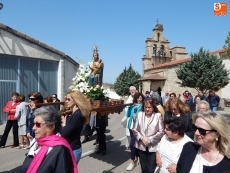 Foto 4 - La Virgen de la Paz recorre las calles del municipio escoltada por sus vecinos 