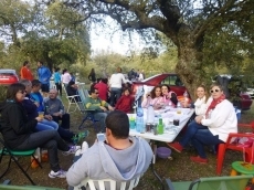 Foto 3 - Familiares y amigos suben al monte a pasar un divertido Lunes de Aguas