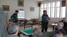 Foto 3 - La Guardia Civil enseña medidas de autoprotección a los mayores