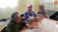Foto 3 - Las mayores recuerdan 'sus tiempos mozos' elaborando hornazos
