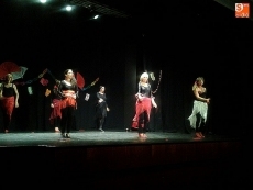 Foto 6 - Lluvia de sevillanas para celebrar la Feria de Abril