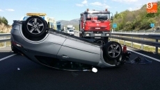 El vehículo siniestrado en medio de la vía / FOTO: Béjar al día