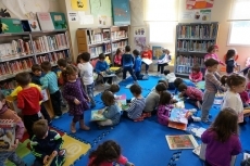 Foto 3 - Los niños descubren las historias y aventuras de los libros de la Biblioteca
