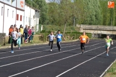 Foto 5 - Más de 60 niños participan en una sesión para fomentar el atletismo
