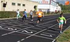 Foto 4 - Más de 60 niños participan en una sesión para fomentar el atletismo