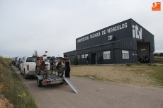 Foto 4 - La escasez de personal y un día de fiesta motivan colas de más de ocho horas en la ITV